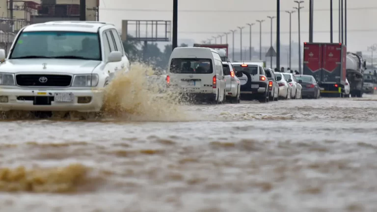 Heavy rain flooded streets in Makkah